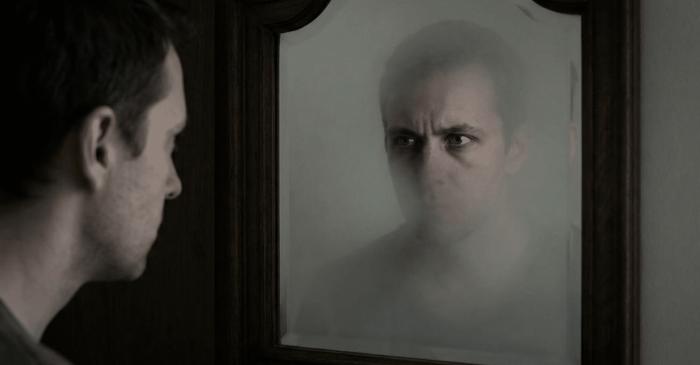 Efectul Troxler face ca propriul tău chip să dispară în oglindă