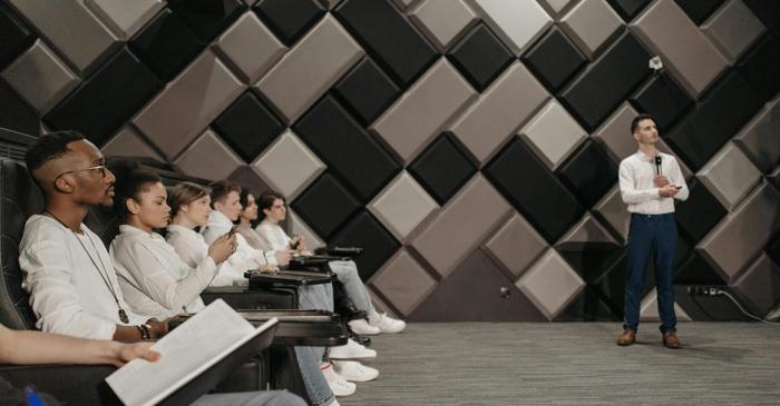 Franța își formează proprii experți în inteligența artificială pentru a reduce dependența de giganții americani