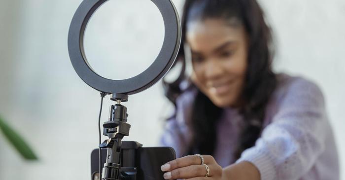 Influencerii răspândesc dezinformarea mai agresiv decât utilizatorii obișnuiți de pe rețelele sociale