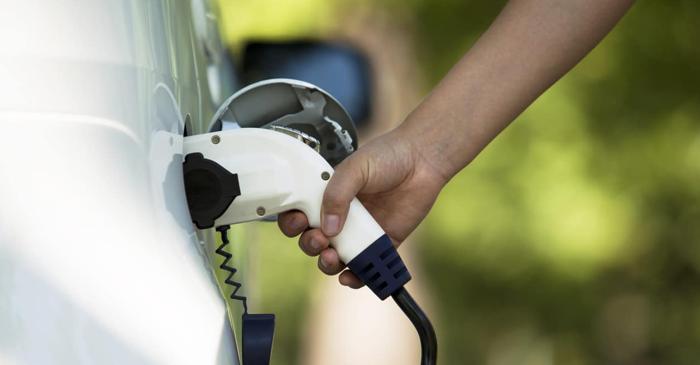 Mașinile hibride reîncărcabile emit de cinci ori mai mult CO2 decât arată testele oficiale