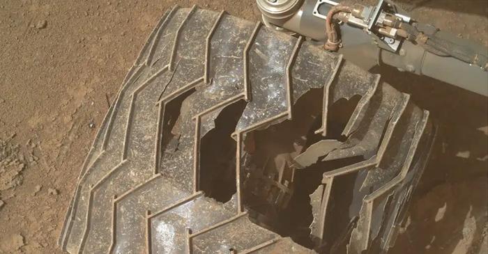 NASA pregătește o amputare a roții roverului Curiosity pentru a-i salva misiunea