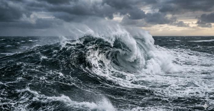 O nouă tehnologie japoneză transformă puterea haotică a valurilor în electricitate stabilă