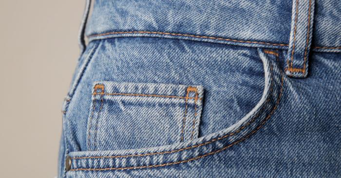 Pentru ce obiect prețios al cowboy-ilor a fost creat micul buzunar de la blugi?