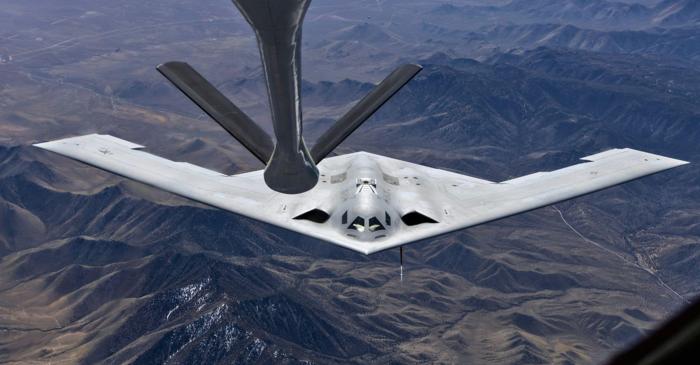 Bombardierul B-21 Raider sacrifică vizibilitatea piloților pentru invizibilitatea completă la radar