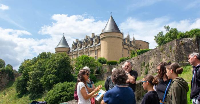 Cum au ajuns clădirile dintr-o regiune a Franței să fie construite din roci extraterestre?