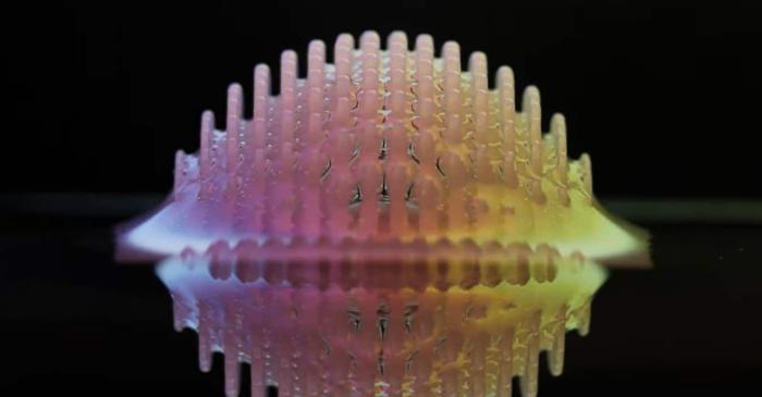 Cum ne-ar putea ajuta sculptarea apei să curățăm oceanele de microplastice?