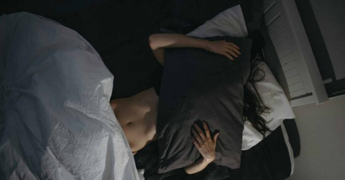 De ce trezirea în mijlocul nopții ar putea fi un obicei natural, nu o problemă?