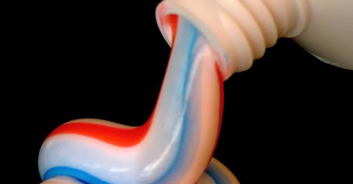 O agenție franceză solicită clasificarea fluorurii din pasta de dinți ca perturbator endocrin