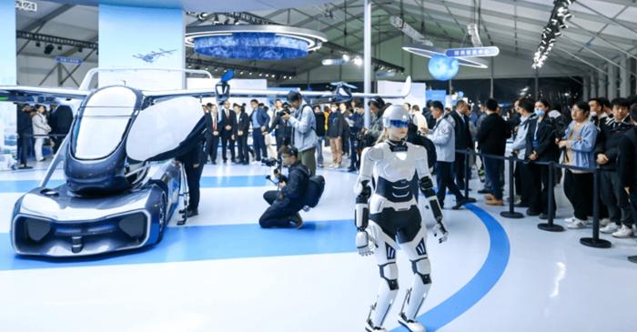 O companie chineză lansează primul robot umanoid care conectează mașina cu casa