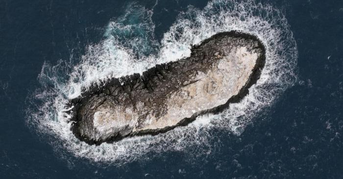 O insulă stâncoasă invizibilă din spațiu a fost descoperită în Antarctica