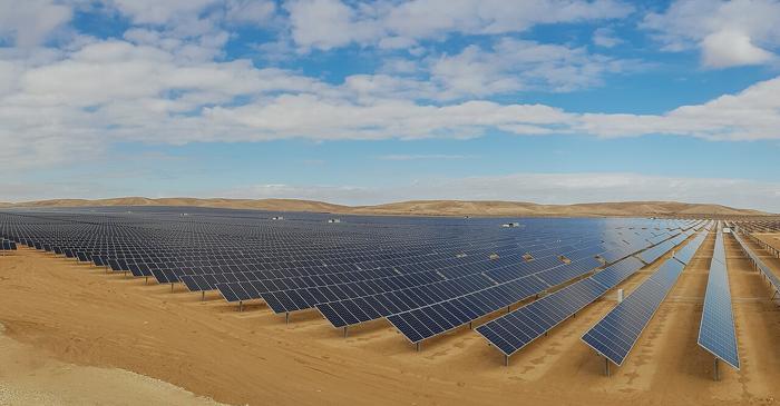 Panourile solare au un beneficiu neașteptat în deșert: ajută la refacerea solului și combat deșertificarea