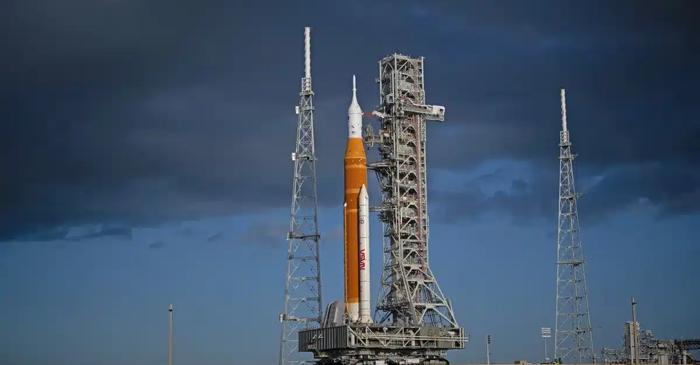 Patru astronauți se îndreaptă către fața nevăzută a Lunii în prima misiune cu echipaj uman după Apollo