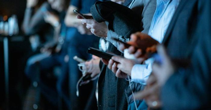 Tehnologia ne adâncește într-un mutism structural și declanșează o epidemie de singurătate