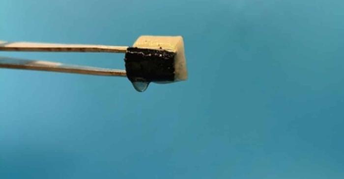 Un cub de lemn produce apă potabilă din aer folosind doar lumina solară