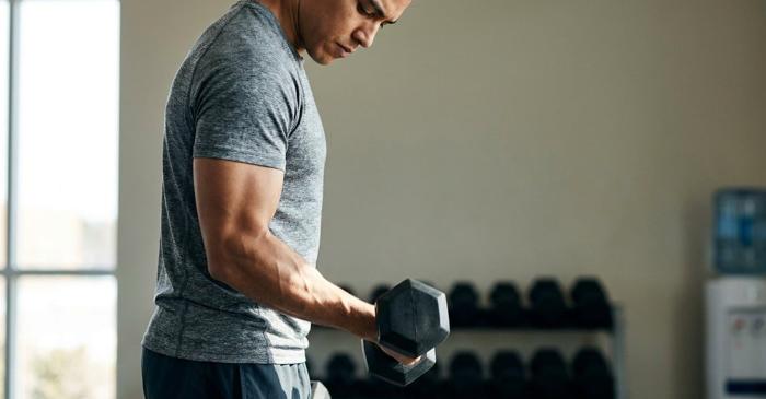 Un exercițiu de trei secunde pe zi crește forța musculară, dar numai dacă te concentrezi pe coborârea greutății