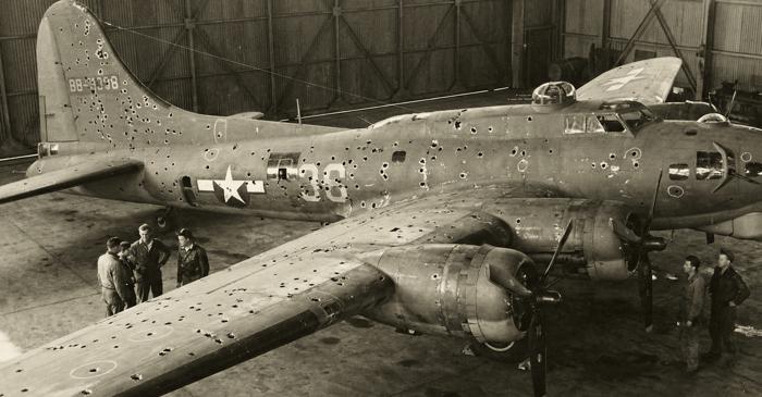 Un matematician din 1943 a salvat bombardiere americane analizând găurile care lipseau