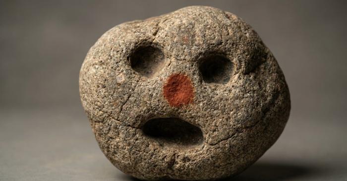 Un punct roșu pe o piatră veche de 43.000 de ani a rescris istoria Neanderthalilor