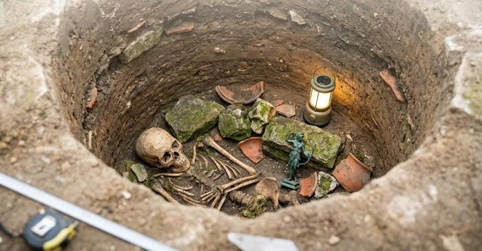 Un schelet uman descoperit într-un puț roman din Frankfurt indică primul posibil sacrificiu uman din Germania