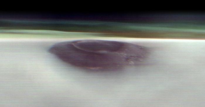 Un vulcan marțian uriaș a ieșit dintre norii de gheață într-o fotografie inedită