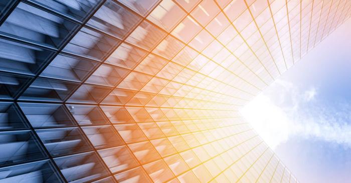 Zgârie-norii se curbează în bătaia soarelui pentru a nu se prăbuși