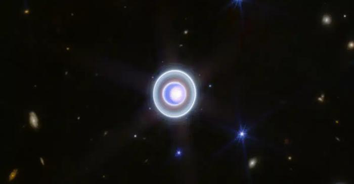 Două inele vecine ale lui Uranus au compoziții diametral opuse