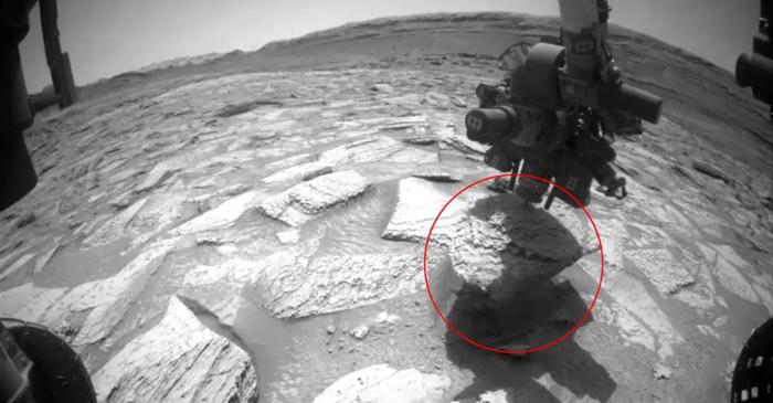 O piatră de 13 kilograme a blocat brațul roverului Curiosity pe Marte