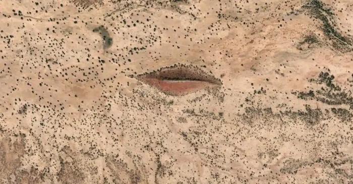Pareidolia transformă acest dig magmatic într-un peisaj fascinant doar când este privit din cosmos
