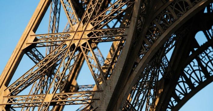Vârful Turnului Eiffel se mișcă pe un traseu circular pe măsură ce soarele îl încălzește