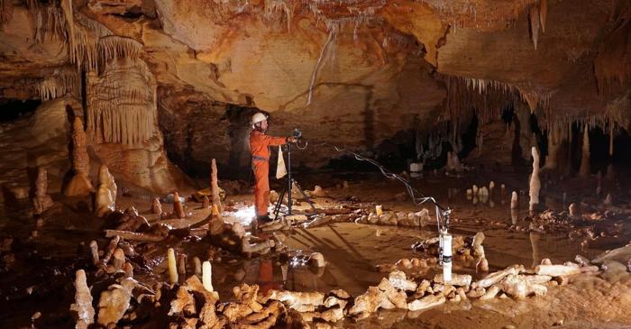 Descoperirea din Peștera Bruniquel rescrie istoria neanderthalienilor.