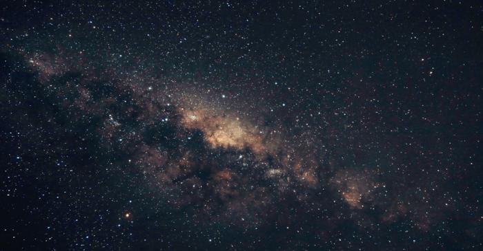 O structură spiralată de 1,3 miliarde de ani lumină pune sub semnul întrebării principiul cosmologic